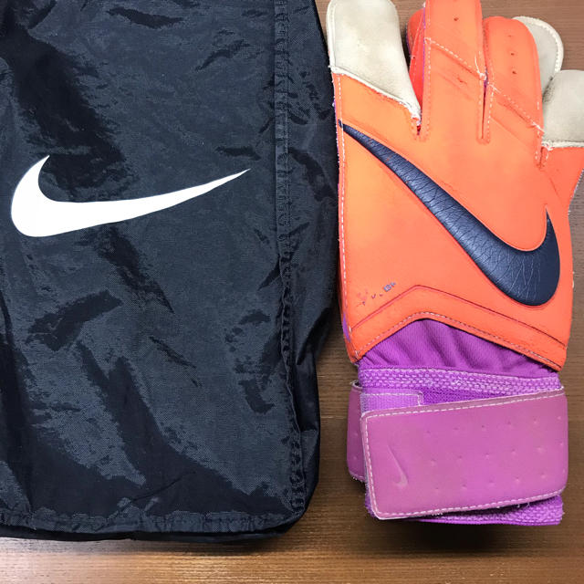 NIKE(ナイキ)のナイキキーパーグローブ ヴェイパーグリップ 10 スポーツ/アウトドアのサッカー/フットサル(その他)の商品写真