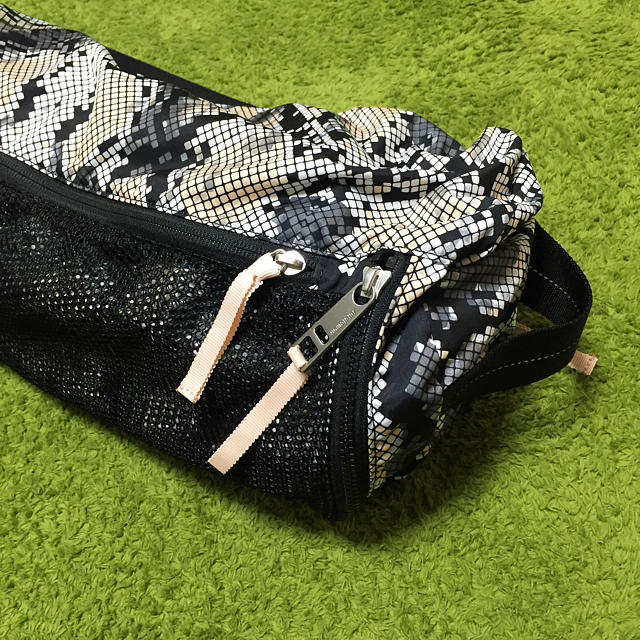 lululemon(ルルレモン)の新品 未使用 ルルレモン ヨガマット バッグ ケース lululemon スポーツ/アウトドアのトレーニング/エクササイズ(ヨガ)の商品写真