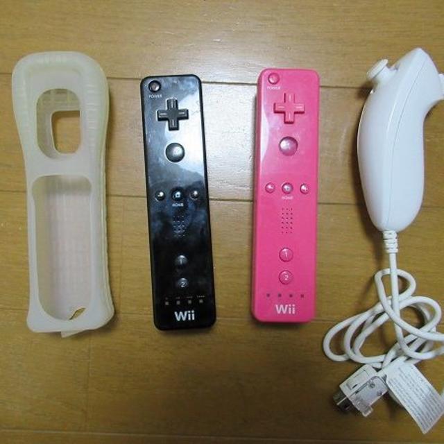 Wii(ウィー)のWiiリモコン(黒、ピンク)、ヌンチャク、シリコンジャケット エンタメ/ホビーのゲームソフト/ゲーム機本体(家庭用ゲーム機本体)の商品写真