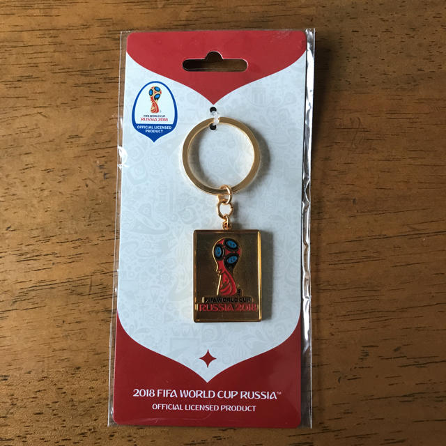 2018年 FIFA World Cup エンブレムキーホルダー スポーツ/アウトドアのサッカー/フットサル(記念品/関連グッズ)の商品写真