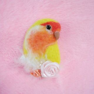 羊毛フェルト　コザクラインコ　タイガーチェリー　ブローチ(コサージュ/ブローチ)