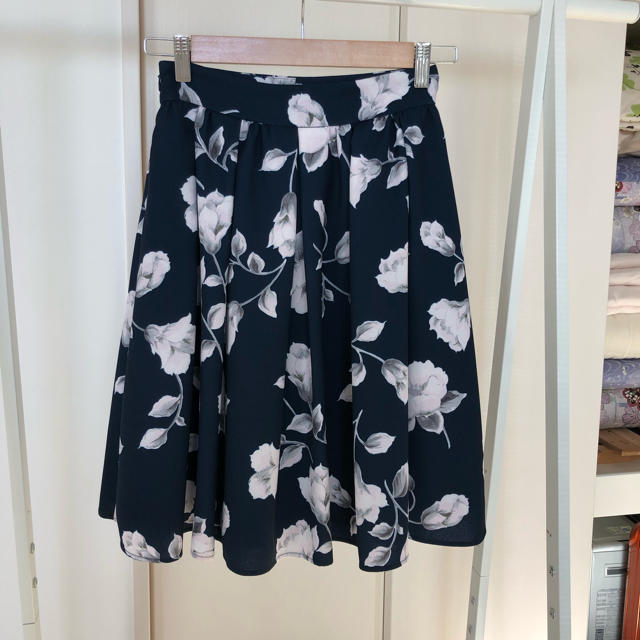MERCURYDUO(マーキュリーデュオ)の花柄フレアスカート レディースのスカート(ひざ丈スカート)の商品写真