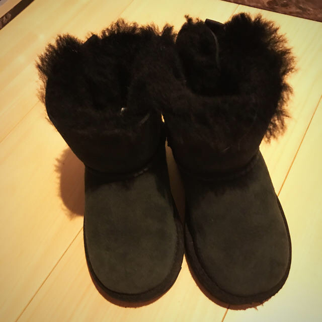 UGG(アグ)のしーちゃん様専用ページ　UGG バッグリボンブーツ JPN16cmサイズ キッズ/ベビー/マタニティのキッズ靴/シューズ(15cm~)(ブーツ)の商品写真