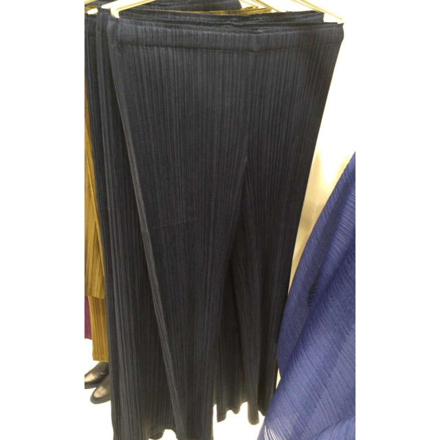 PLEATS PLEASE ISSEY MIYAKE(プリーツプリーズイッセイミヤケ)の1/4まで PLEATS PLEASE パンツ レディースのパンツ(カジュアルパンツ)の商品写真