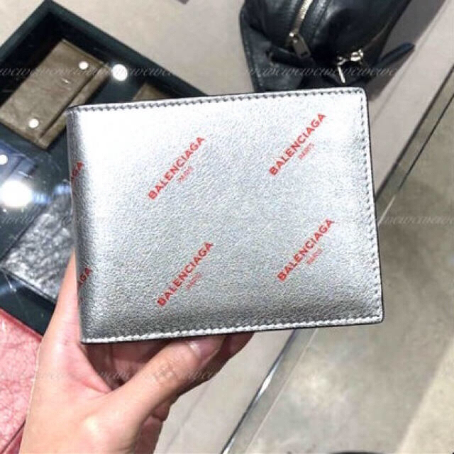 Balenciaga(バレンシアガ)のBalenciaga メタリックロゴウォレット シルバー 新品 レディースのファッション小物(財布)の商品写真