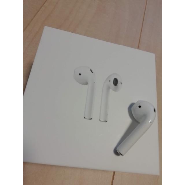 Apple純正のAirPods（MMEF2J/A）　イヤホン（左）