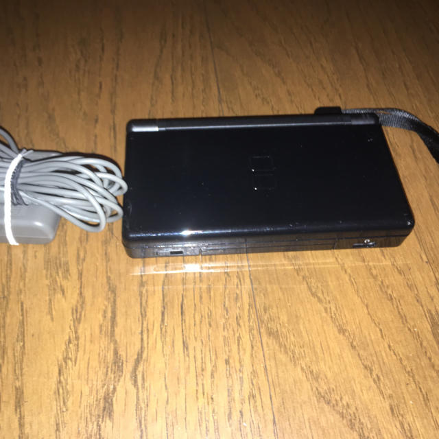 ニンテンドーDS(ニンテンドーDS)の(専用)DSLite 黒 充電器付き 初期化済み エンタメ/ホビーのゲームソフト/ゲーム機本体(携帯用ゲーム機本体)の商品写真