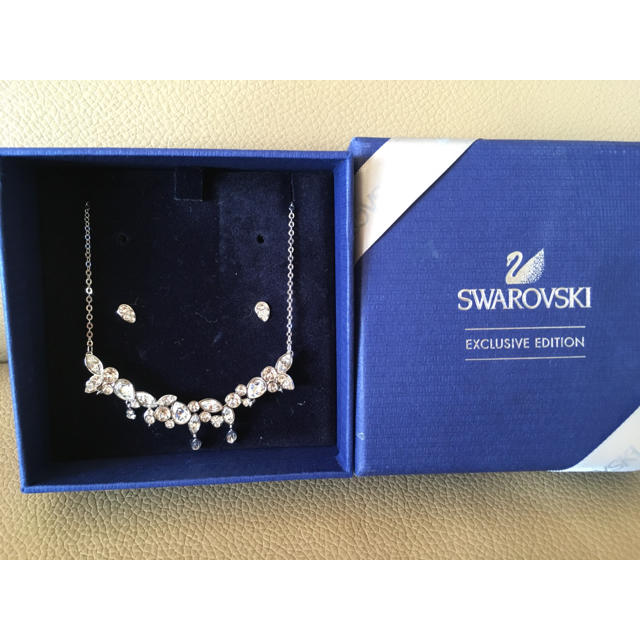 SWAROVSKI(スワロフスキー)のスワロフスキー 新品未使用 ネックレス ピアス 豪華セット♡ レディースのアクセサリー(ピアス)の商品写真