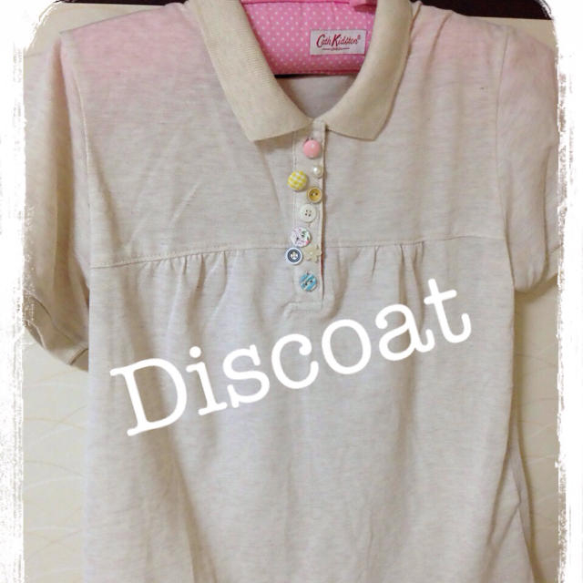 Discoat(ディスコート)のボタンがキュートなポロ♫ レディースのトップス(ポロシャツ)の商品写真