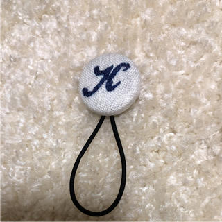 くるみボタン ヘアゴム  刺繍 イニシャル  K(ヘアアクセサリー)