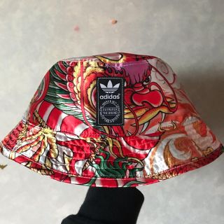 アディダス(adidas)のadidas RITA ORA DRAGON PRINT BUCKET HAT(ハット)