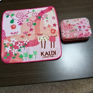 カルディ(KALDI)のKALDI カルディ モモめえ ハンドタオル&キャンディー缶のセット(キャラクターグッズ)
