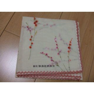 バーバリー(BURBERRY)の＜新品＞バーバリーハンカチ　花柄　淡いベージュ(ハンカチ)