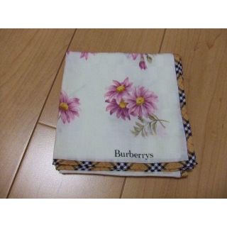 バーバリー(BURBERRY)の＜新品＞バーバリー　ホワイト　花柄　ハンカチ(ハンカチ)