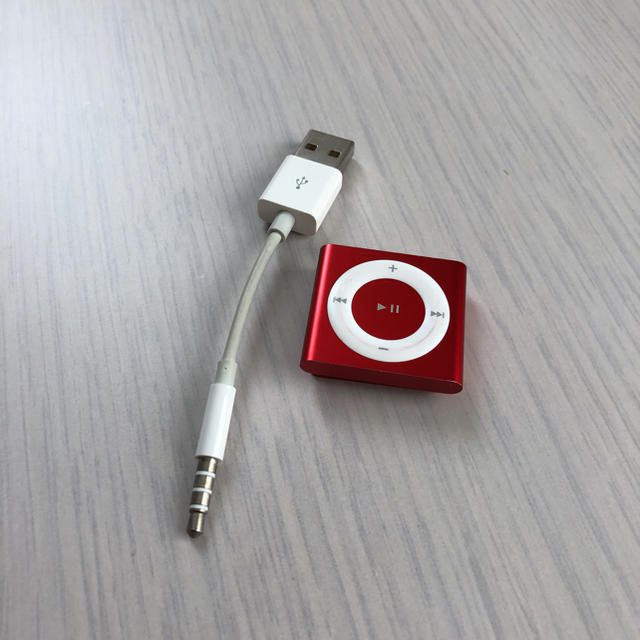 Apple(アップル)のiPod Shuffle (PRODUCT)RED スマホ/家電/カメラのオーディオ機器(ポータブルプレーヤー)の商品写真