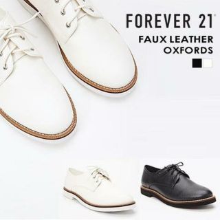 フォーエバートゥエンティーワン(FOREVER 21)の新品！FOREVER21☆テクスチャードフェイクレザーオックスフォード 24白(ローファー/革靴)