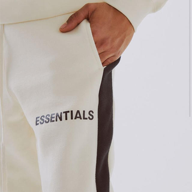 FEAR OF GOD(フィアオブゴッド)のESSENTIALS.fearofgodベージュロゴラウンジパンツ メンズのパンツ(その他)の商品写真