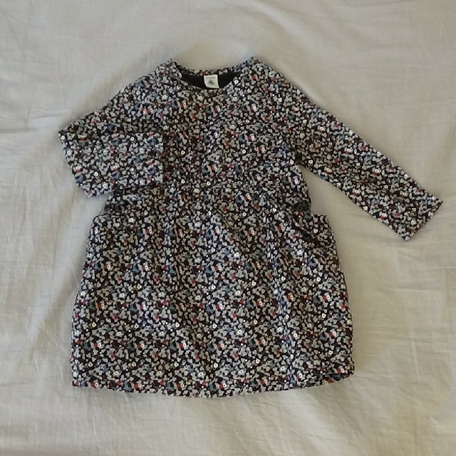 PETIT BATEAU(プチバトー)のプチバトー petit bateau 花柄ワンピース 4a  104cm 黒 キッズ/ベビー/マタニティのキッズ服女の子用(90cm~)(ワンピース)の商品写真