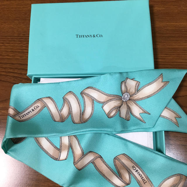 Tiffany & Co.(ティファニー)の【新品・未使用】ティファニー  ツイリースカーフ (リボン柄、箱付き) レディースのファッション小物(バンダナ/スカーフ)の商品写真