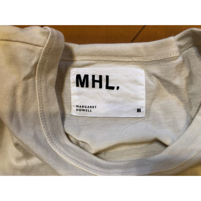 MARGARET HOWELL(マーガレットハウエル)のベージュロゴTシャツ《MHL.》 レディースのトップス(Tシャツ(半袖/袖なし))の商品写真