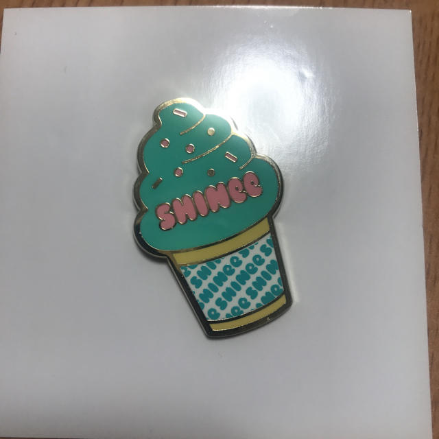 SHINee(シャイニー)のSMTOWN 2018 ランダムピンバッチ  エンタメ/ホビーのCD(K-POP/アジア)の商品写真