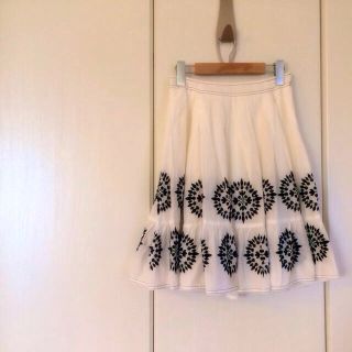 チェスティ(Chesty)のchesty ホワイト刺繍フレアスカート(ひざ丈ワンピース)