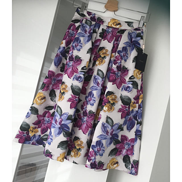 JUSGLITTY(ジャスグリッティー)の新品 ジャスグリッティー フラワープリントスカート 花柄 1 レディースのスカート(ひざ丈スカート)の商品写真