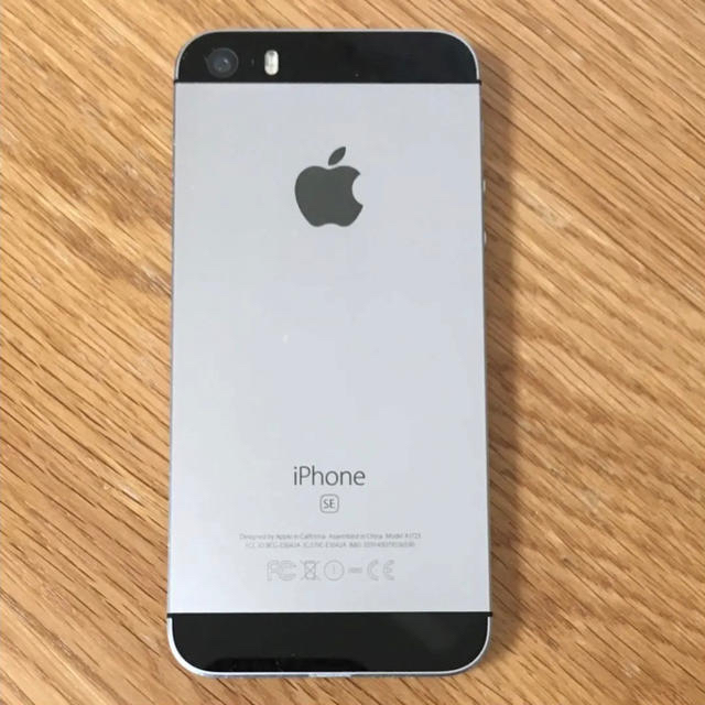 Apple(アップル)の専用 新年限定値下げ iPhone SE Silver 64 GB SIMフリー スマホ/家電/カメラのスマートフォン/携帯電話(スマートフォン本体)の商品写真