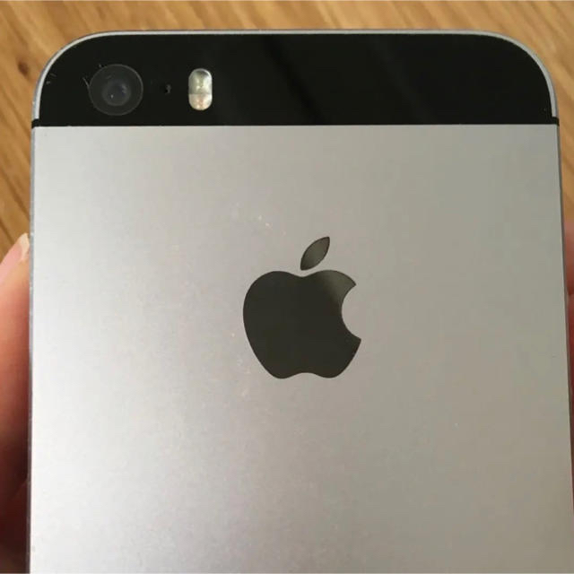 Apple(アップル)の専用 新年限定値下げ iPhone SE Silver 64 GB SIMフリー スマホ/家電/カメラのスマートフォン/携帯電話(スマートフォン本体)の商品写真