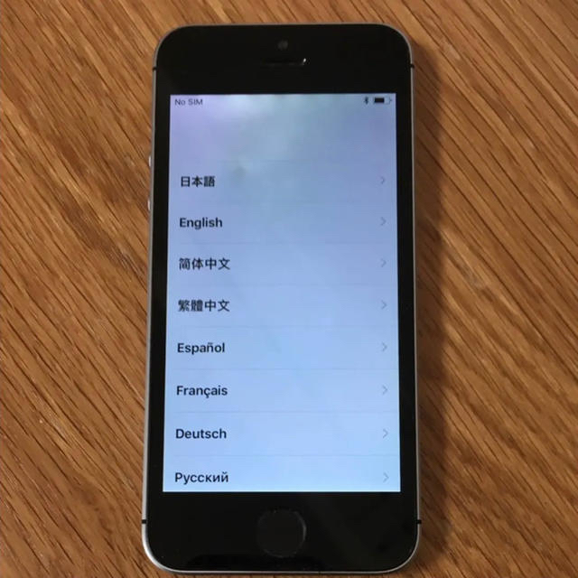 Apple(アップル)の専用 新年限定値下げ iPhone SE Silver 64 GB SIMフリー スマホ/家電/カメラのスマートフォン/携帯電話(スマートフォン本体)の商品写真