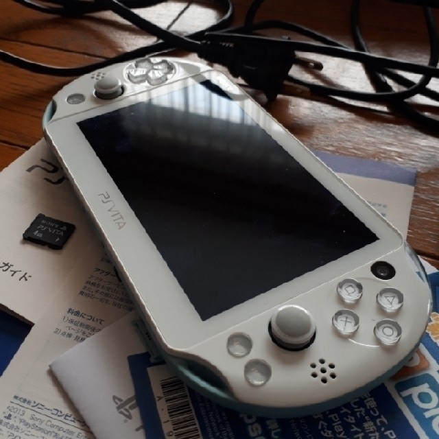 ps vita PCH-2000 ＆ メモリーカード 4GB ＆ ポーチゲームソフト/ゲーム機本体