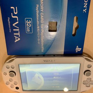 プレイステーションヴィータ(PlayStation Vita)のPS VITA PCH-2000 ZA12 WIFI メモリーカード32GB(携帯用ゲーム機本体)