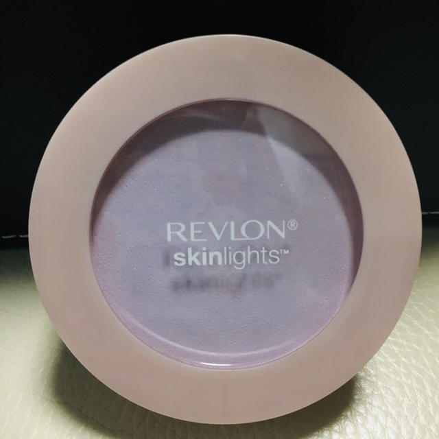 REVLON(レブロン)のレブロン  スキンライト  プレストパウダー 104 コスメ/美容のベースメイク/化粧品(フェイスパウダー)の商品写真