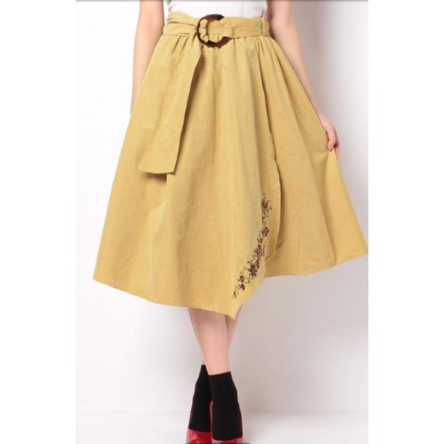 axes femme(アクシーズファム)のaxes　ベルト付刺繍ラップスカート
　マスタード色 レディースのスカート(ロングスカート)の商品写真
