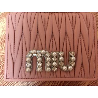 ミュウミュウ(miumiu)のミュウミュウ二つ折り財布(折り財布)