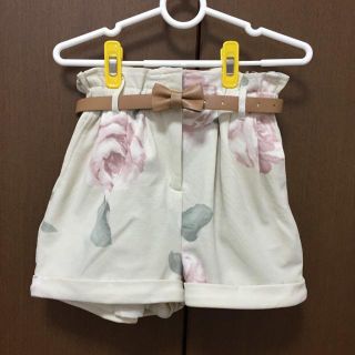 リズリサ(LIZ LISA)のベルト付花柄ショートパンツ(ショートパンツ)