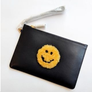 アニヤハインドマーチ(ANYA HINDMARCH)の【新品】Anya Hindmarch シャーリング スマイリー クラッチバッグ(クラッチバッグ)