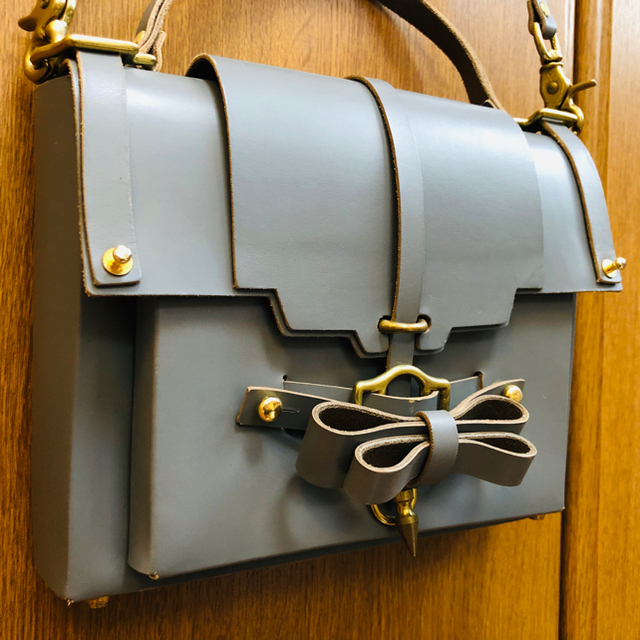 Niels Peeraer Bow Buckle Bag (Mサイズ) レディースのバッグ(ハンドバッグ)の商品写真