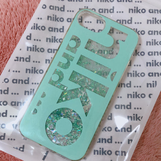 niko and...(ニコアンド)のニコアンド iPhoneグリッターケース スマホ/家電/カメラのスマホアクセサリー(iPhoneケース)の商品写真