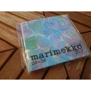 マリメッコ(marimekko)の【廃盤】マリメッコﾍﾟｰﾊﾟｰﾅﾌﾟｷﾝ/青紫×花柄 /24cm×24cm(テーブル用品)