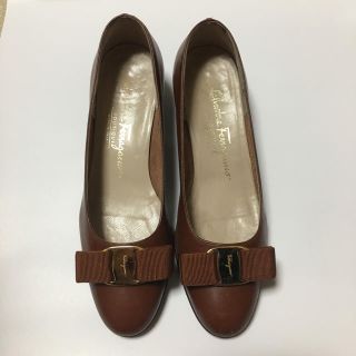 サルヴァトーレフェラガモ(Salvatore Ferragamo)のフェラガモ パンプス ヴァラ・リボン ブラウン(ハイヒール/パンプス)