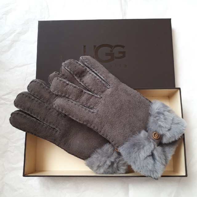 UGG(アグ)の相棒さん専用！２月1日までUGG リボン　ムートングローブ　グレー　箱入り　新品 レディースのファッション小物(手袋)の商品写真