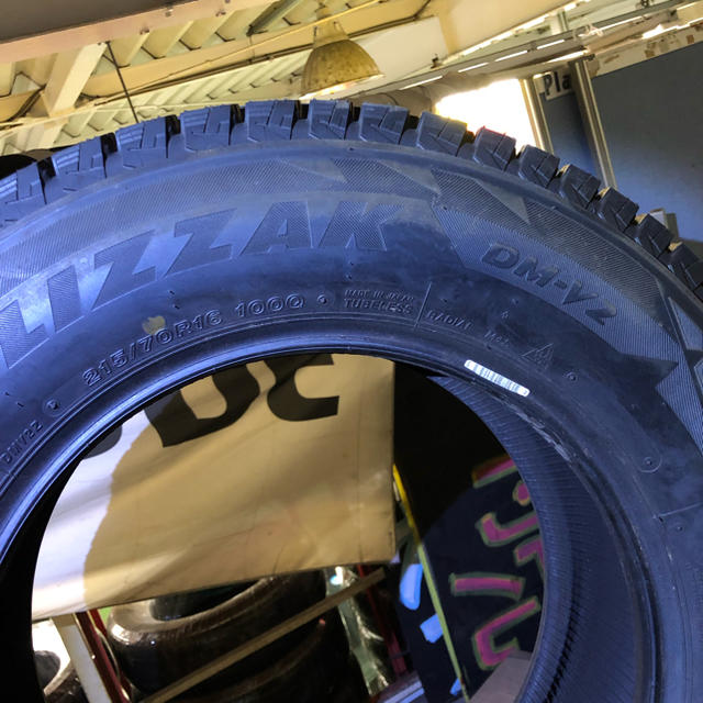 BRIDGESTONE(ブリヂストン)の215/70R16  スタットレス 新品 自動車/バイクの自動車(タイヤ)の商品写真