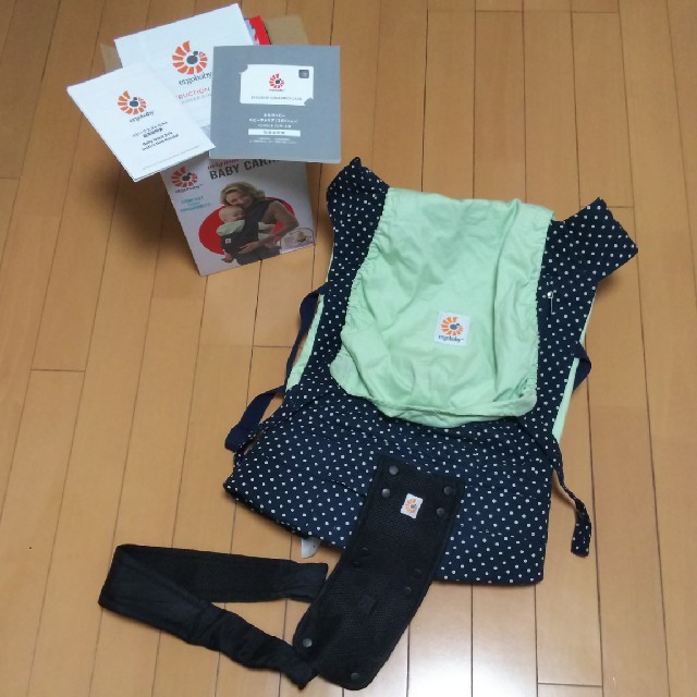 Ergobaby(エルゴベビー)の【新品】エルゴ 抱っこ紐 水玉 ドット キッズ/ベビー/マタニティの外出/移動用品(抱っこひも/おんぶひも)の商品写真