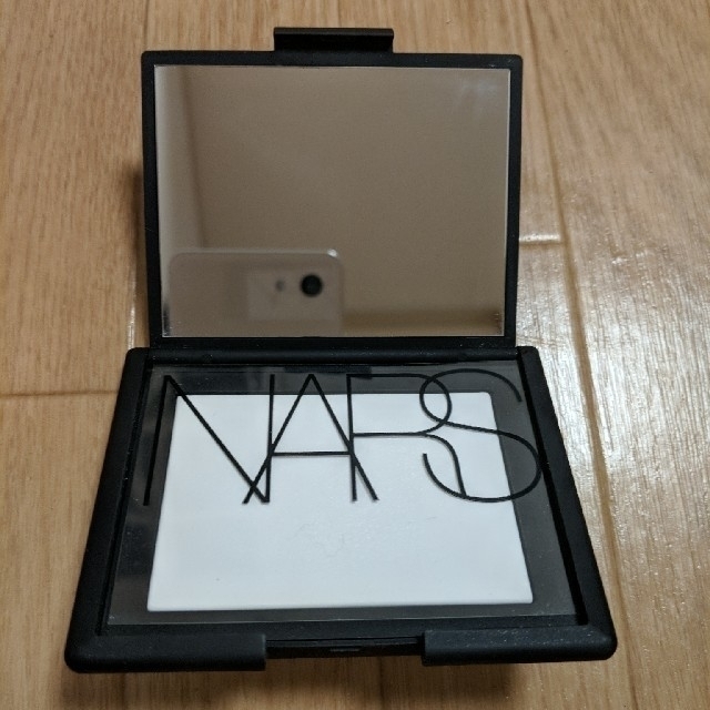 NARS(ナーズ)のナーズ　NARS　ライトリフレクティングセッティングパウダープレスト コスメ/美容のベースメイク/化粧品(フェイスパウダー)の商品写真