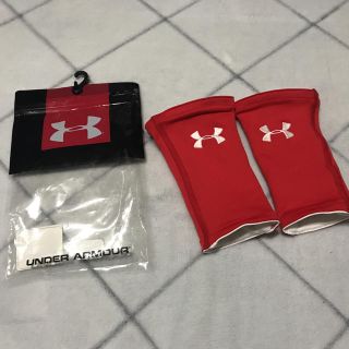 アンダーアーマー(UNDER ARMOUR)のアンダーアーマー リバーシブル リストバンド レッド ホワイト(トレーニング用品)