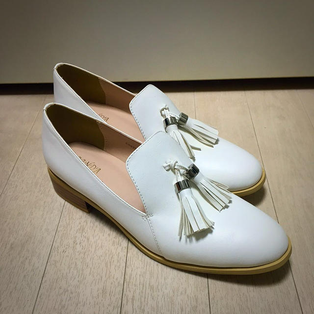 RANDA(ランダ)の【新品】RANDAの白タッセルローファー レディースの靴/シューズ(ローファー/革靴)の商品写真
