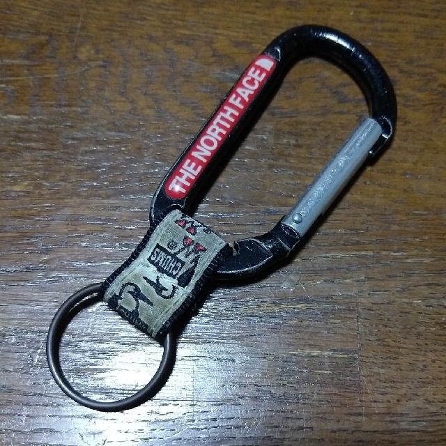 THE NORTH FACE(ザノースフェイス)のThe North Face と CHUMSのダブルネーム　カラビナ メンズのファッション小物(キーホルダー)の商品写真