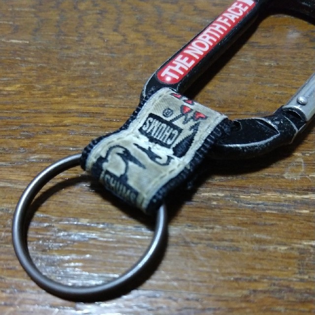 THE NORTH FACE(ザノースフェイス)のThe North Face と CHUMSのダブルネーム　カラビナ メンズのファッション小物(キーホルダー)の商品写真