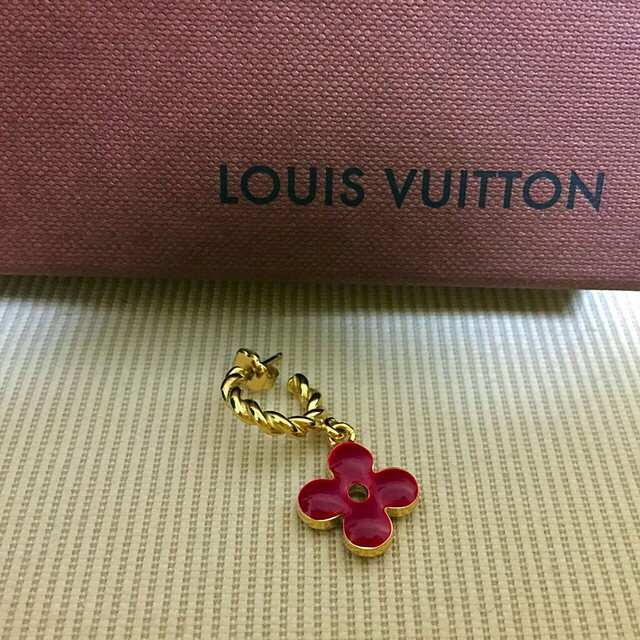 LOUIS VUITTON(ルイヴィトン)のルイヴィトン レッドピアス レディースのアクセサリー(ピアス)の商品写真